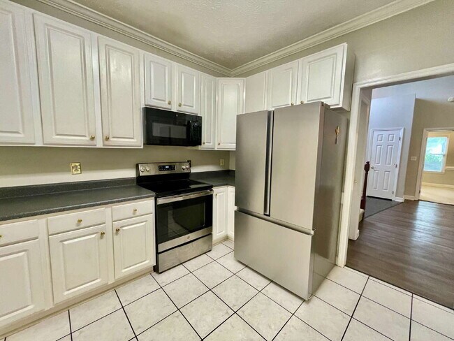 Building Photo - Spacious 3-Bedroom Nest with 2.5 Baths And...