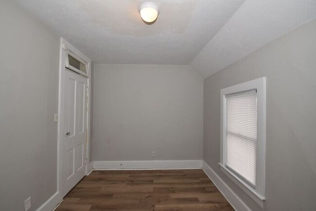 Building Photo - Near local Universities and Entertainment 4 bedroom 2 story Single Family Home