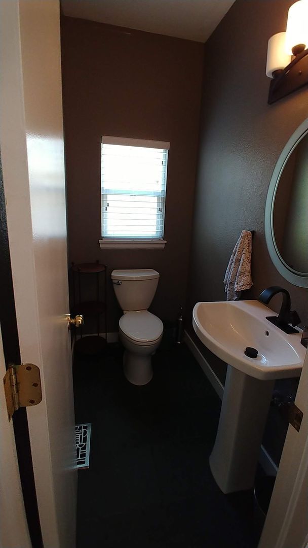 Building Photo - Beautiful 3 Bedroom Home Available in Sept...