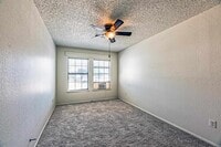 Building Photo - 3 Bedroom 2 Bath Home