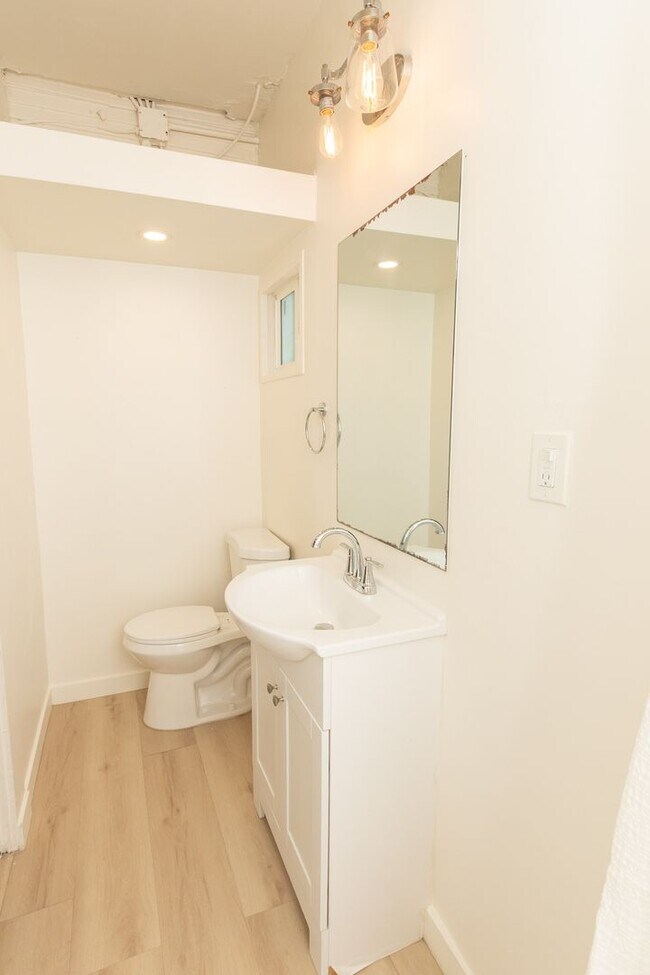 Building Photo - Charming 1-Bed/1-Bath Unit One Block from the Heart of Barrio Logan! $1000 DEPOSIT!