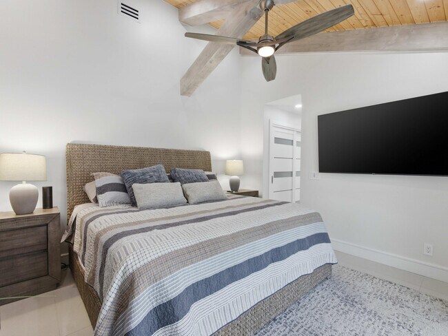 Building Photo - 2210 NE 3rd Ave