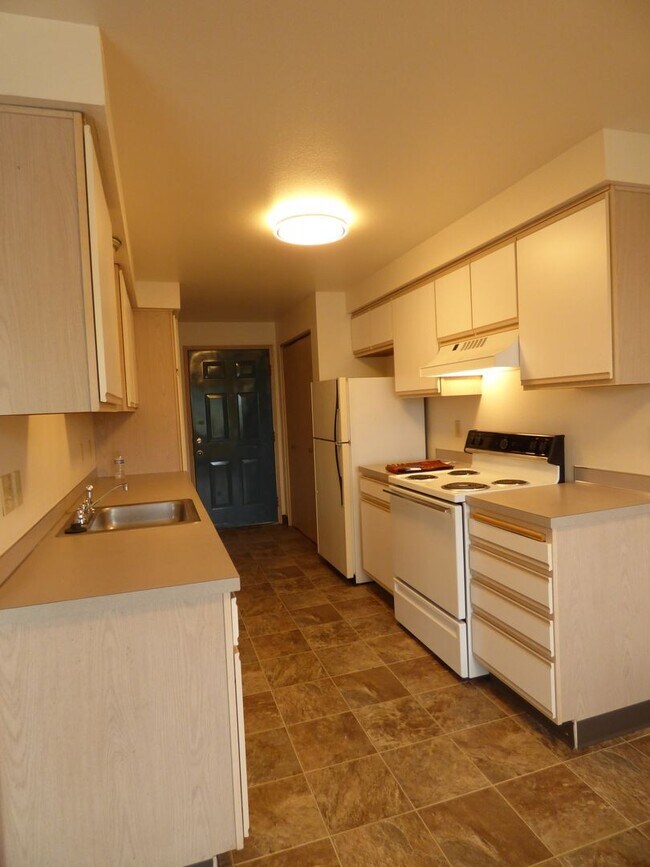 Building Photo - 1 bedroom 1 bath second level unit!