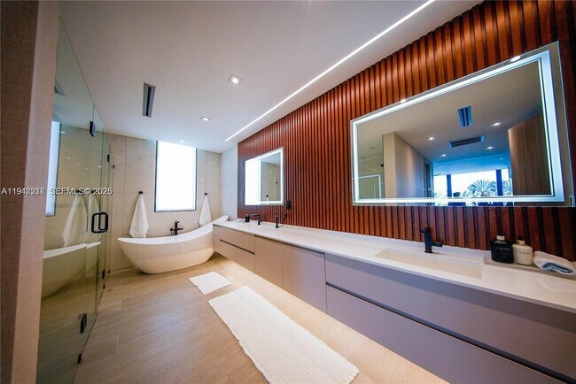 Building Photo - 7520 W Treasure Dr