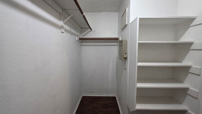 Building Photo - 5820 Show Master Ln