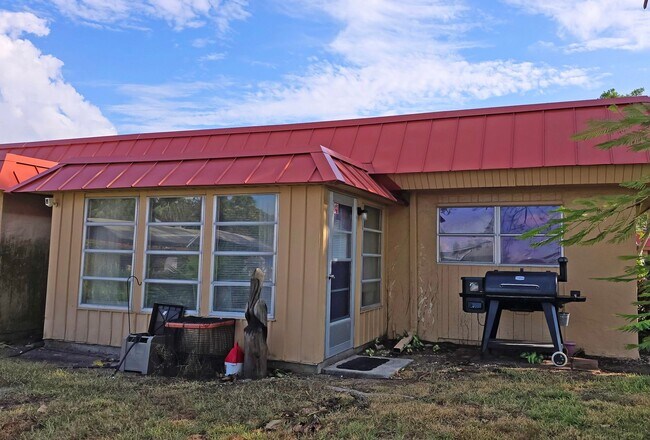 Building Photo - Waterfront, 2 bed 2 bath with boat dock an...