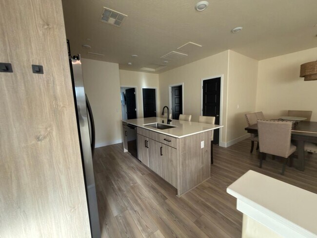 Building Photo - 2897 E Tamarind Dr