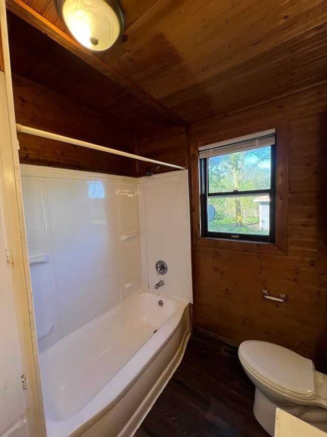 Building Photo - Spacious 4 Bedroom Home - Graafschap