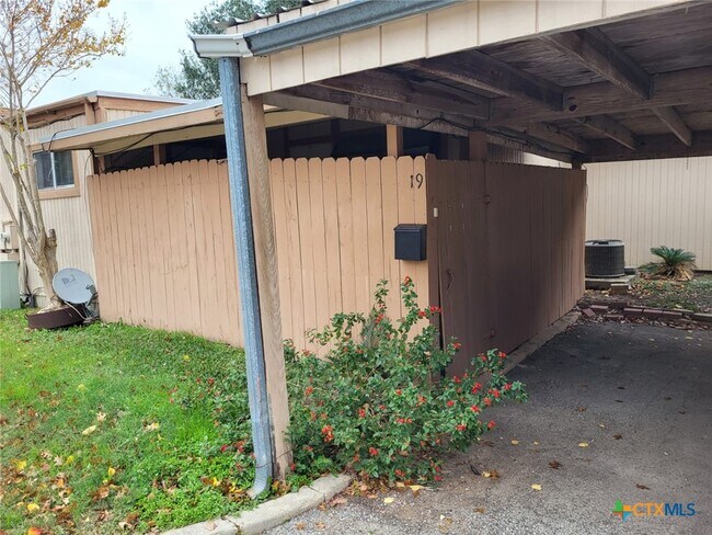 Building Photo - 1051 Country Club Dr