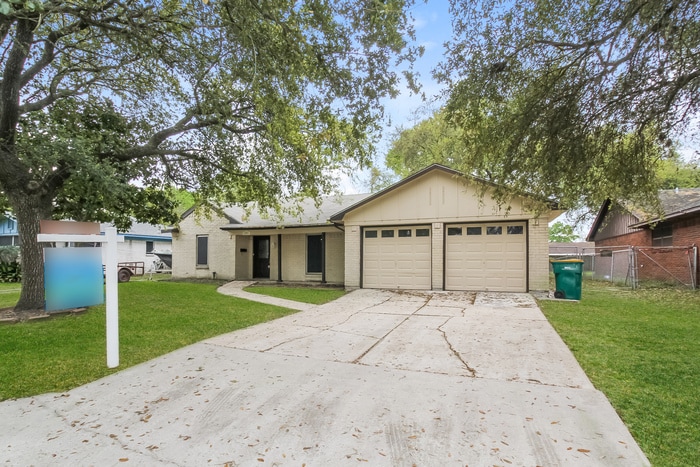 Primary Photo - 701 Inwood Dr