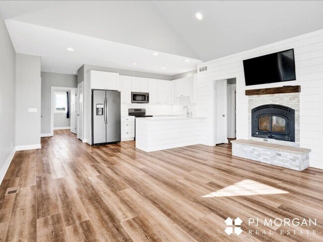 Building Photo - Tucked Away Yet Close to It All-Beautiful Elkhorn Rental has it all!