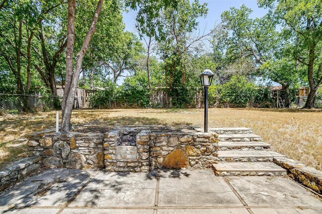 Building Photo - Amazing Home in Western Hills- 3 bed, 1.5 ...