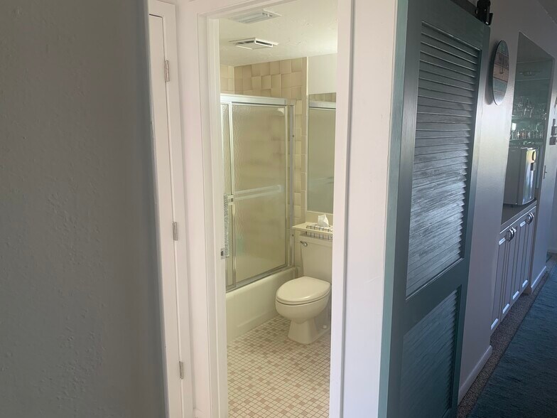 Building Photo - 1100 Capri Isles Blvd