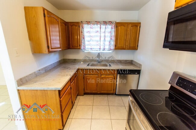 Building Photo - 1324 W Clarendon Ave