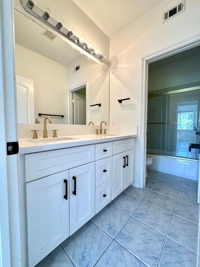 Building Photo - Beautiful Remodeled home in Dos Vientos