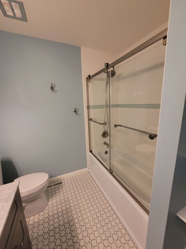Building Photo - Gorgeous 4 Bedroom Home for Rent on Buckho...