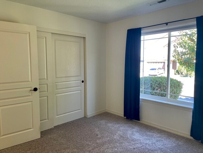 Building Photo - 424 Lakerose Loop
