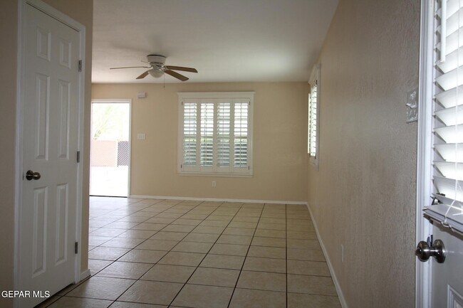 Building Photo - 9145 Begonia Pl