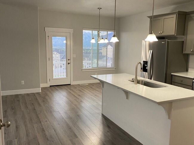 Building Photo - Lovely Townhome For Rent