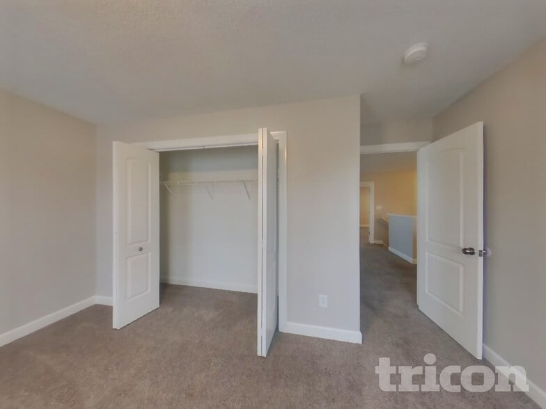 Building Photo - 1044 Hazelwood Dr