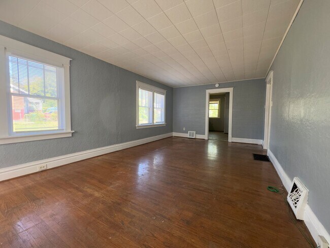 Building Photo - Charming 2-bedroom, 1-bath home featuring 900 sq. ft. of comfortable living space