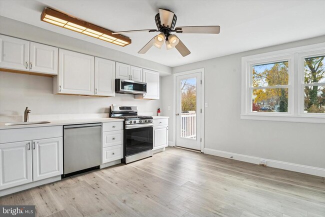 Building Photo - 334 Mary St