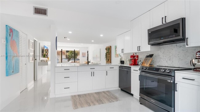Building Photo - 10011 SW 77th Ct