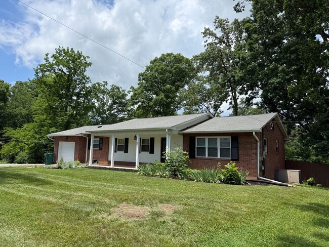 Building Photo - $500 OFF FIRST FULL MONTH- 3 Bedroom / 2 Bath Home  in South Knoxville- Lawncare included!