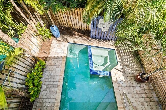 Building Photo - 122 NE 16th Terrace