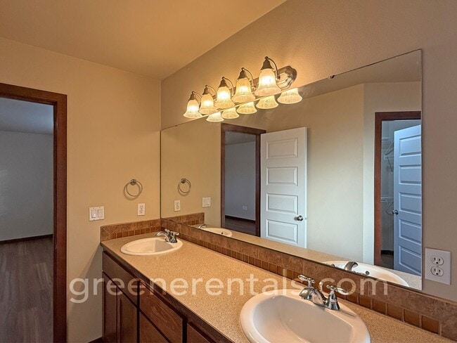 Building Photo - 4BR 2.5BA Home on Tumwater Hill