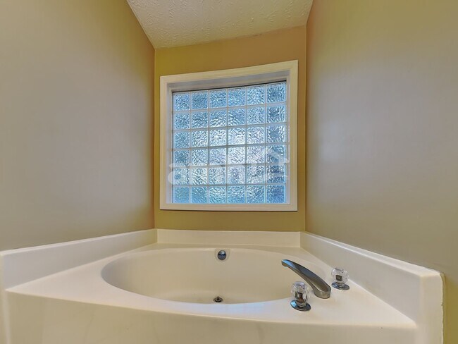 Building Photo - 112 Pine Orchard Ct