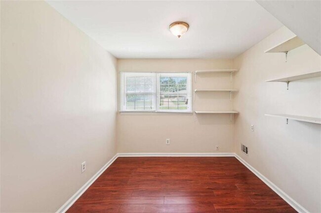 Building Photo - 498 Cole Dr SW