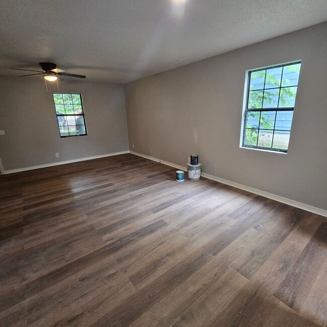 Building Photo - Completely Remodeled • 2/1 Duplex in Heber...