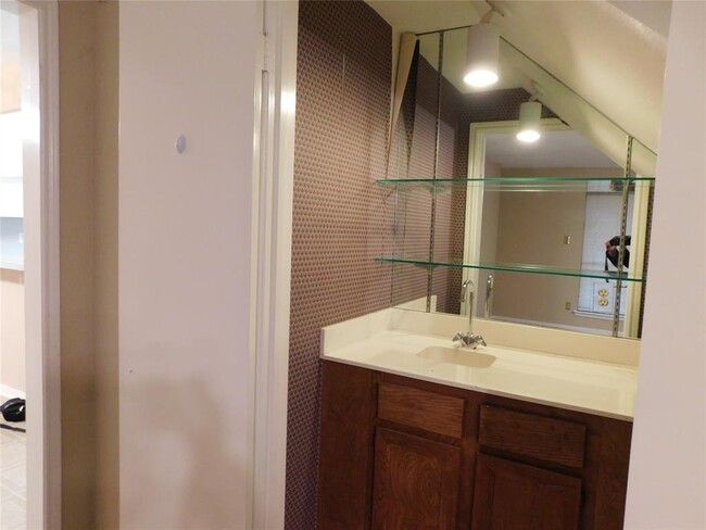 Building Photo - 2711 River Birch Dr