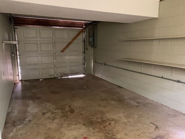 Building Photo - THREE BEDROOM/TWO BATH SPACIOUS HOME - CENTRAL LOCATION