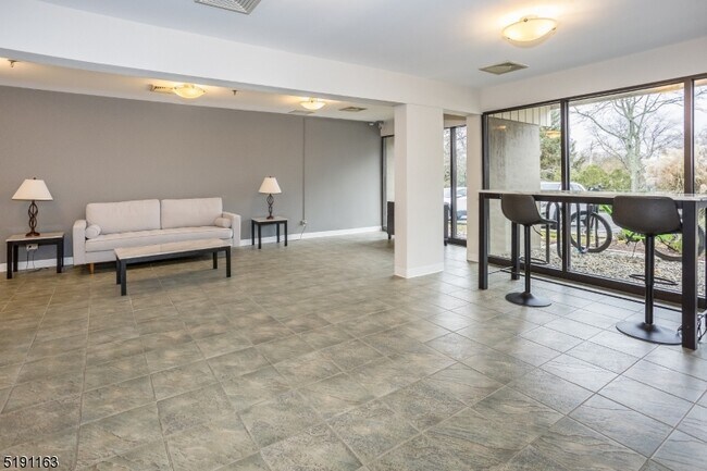 Building Photo - 41 Mt Kemble Ave