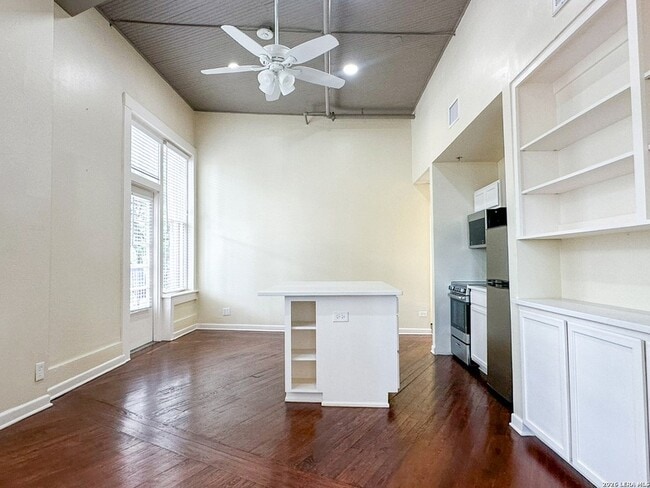 Building Photo - 245 Losoya St