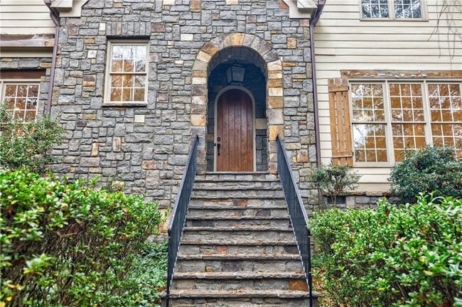 Building Photo - 960 Landmark Dr NE