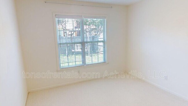 Building Photo - 342 Meadow Pathway Dr