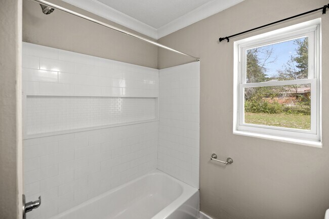 Building Photo - 200 Spencer Dr