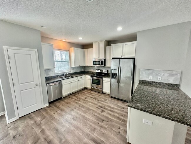 Building Photo - Gorgeous Newer-Built Townhome in Maple Grove!