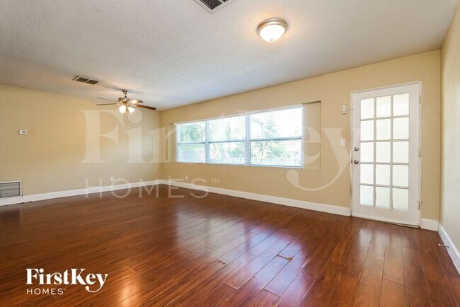 Building Photo - 630 N Lakemont Ave