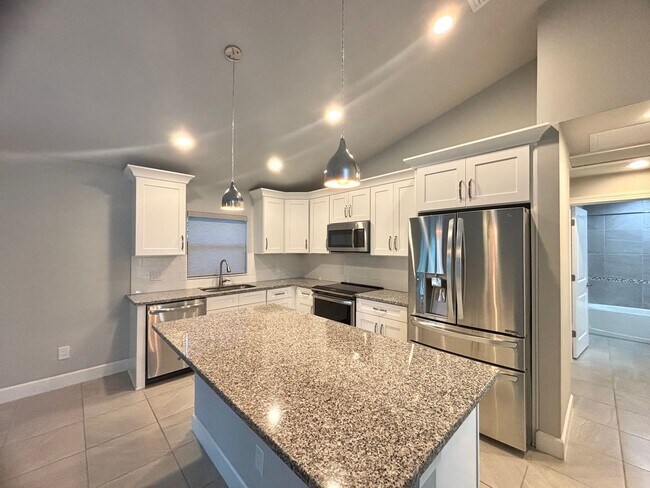 Building Photo - Modern 3 Bed, 2 Bath Home with Stylish Upg...
