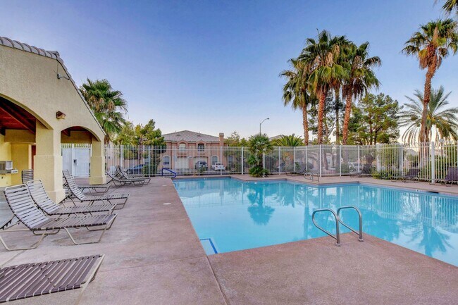 Building Photo - 2 Bedroom Condo w/ Patio & 1 Car Attached ...