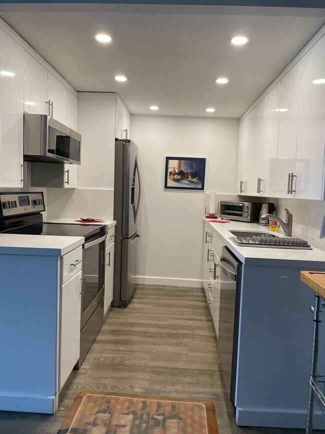 Building Photo - 2052 Cornwall C