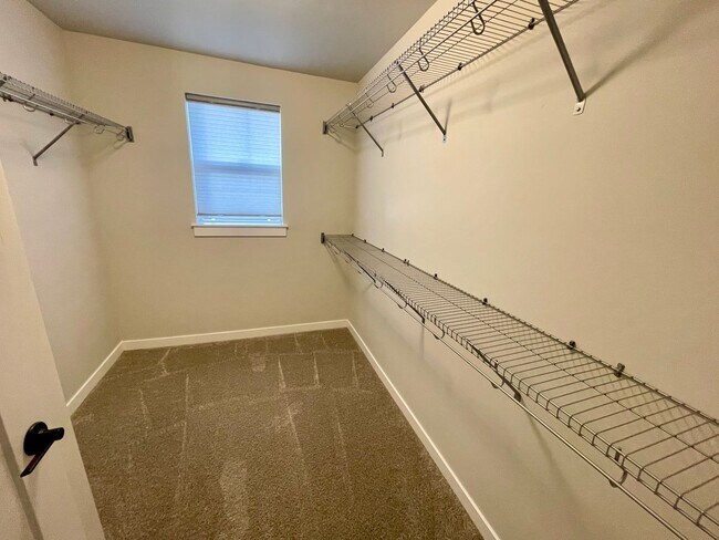 Building Photo - Spacious 3-bedroom and 2nd living room 2 1/2-full bath with New carpet, pad and LVT flooring