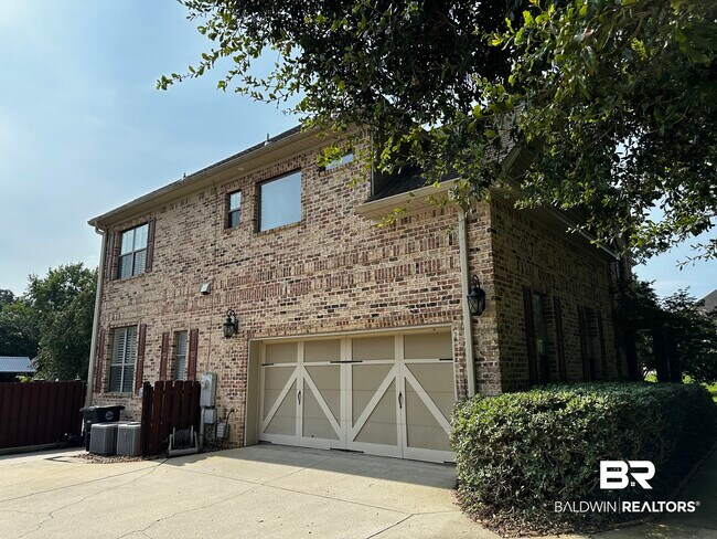 Building Photo - 814 Darrah St