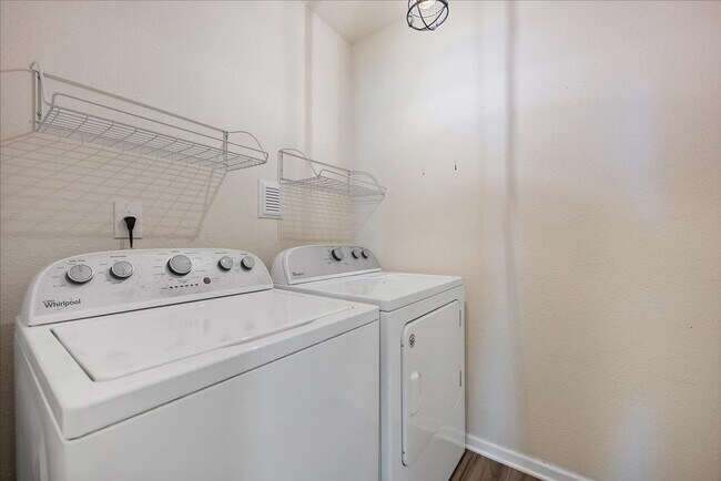 Building Photo - Spacious 4 Bedroom in Fast Growing Nassau ...