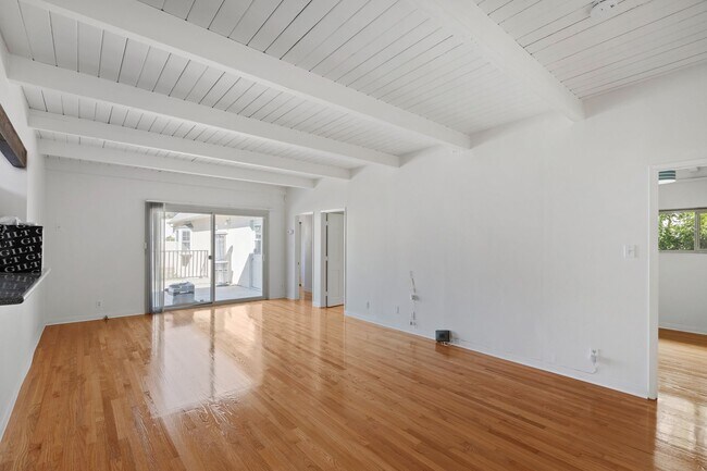 Building Photo - Spacious 4 BR 3 BA Home in Prime West L.A.
