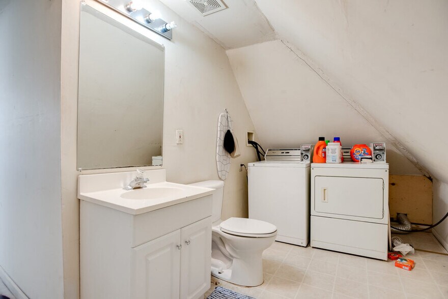 Building Photo - 425 12th Ave SE